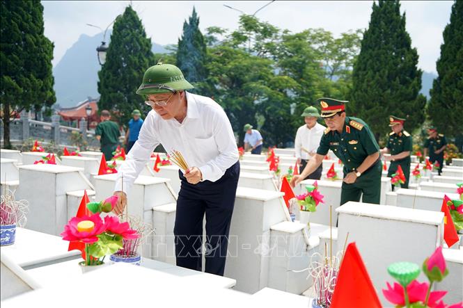  Phó Thủ tướng Thường trực Phạm Bình Minh thắp hương tại phần mộ các liệt sỹ đang yên nghỉ tại Nghĩa trang Liệt sỹ quốc gia Vị Xuyên.