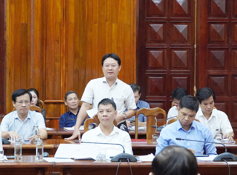 Chủ tịch UBND huyện Quảng Ninh Phạm Trung Đông phát biểu tại cuộc họp.