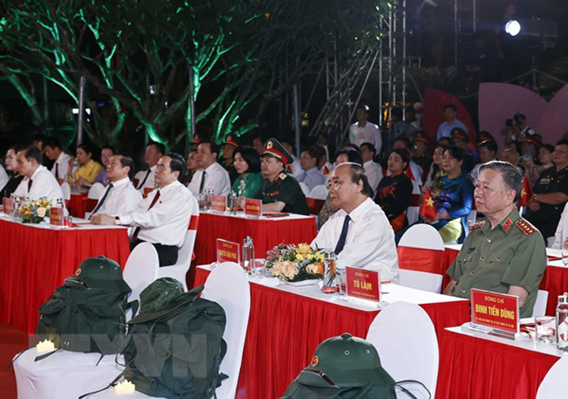 Chủ tịch nước Nguyễn Xuân Phúc cùng các đồng chí lãnh đạo Đảng, Nhà nước dự Cầu truyền hình trực tiếp  