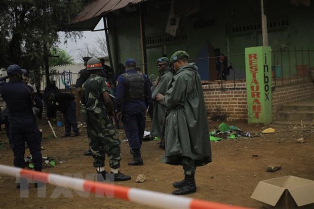 Cảnh sát điều tra tại hiện trường một vụ tấn công ở Beni, Cộng hòa Dân chủ Congo. (Ảnh: AFP/TTXVN)