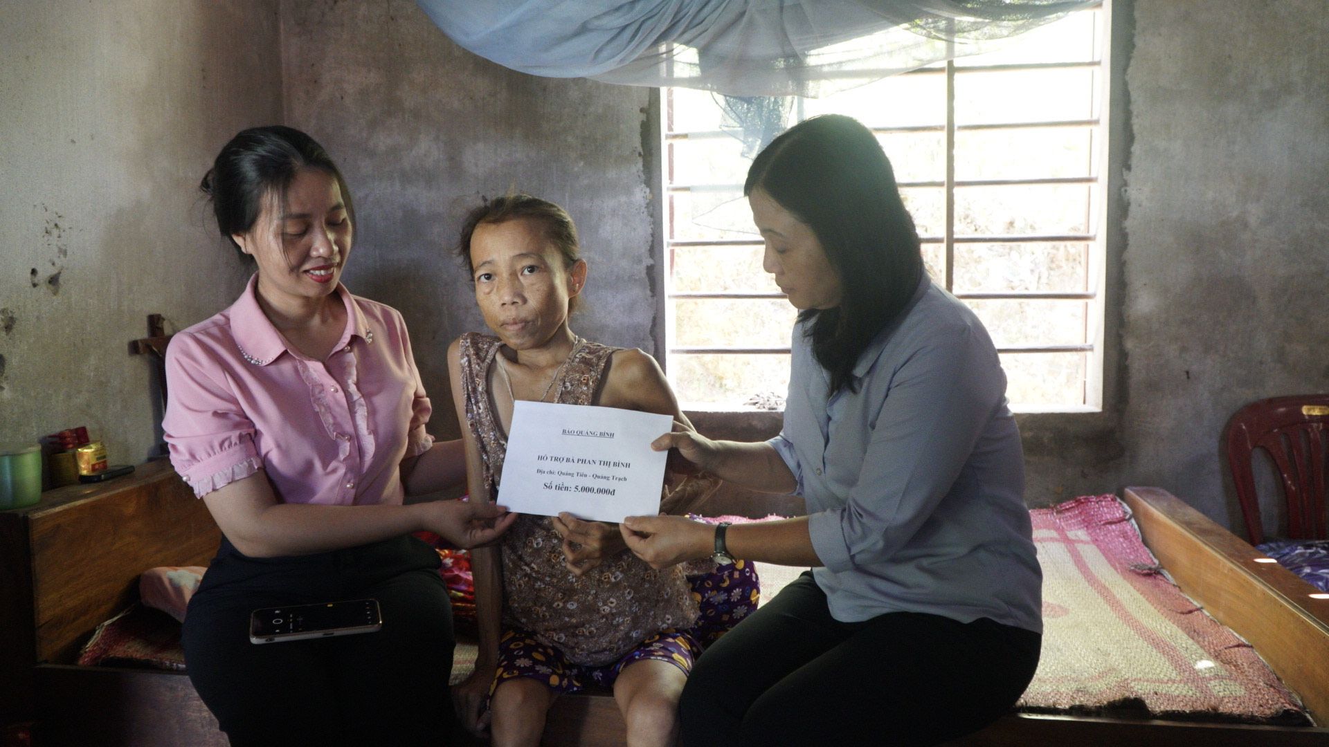 Đại diện Ban Biên tập Báo Quảng Bình và Hội LHPN huyện Quảng Trạch đến thăm và trao tiền hỗ trợ cho chị Phan Thị Bình. 
