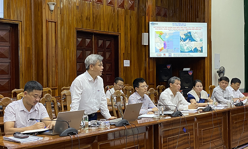 Đại diện đơn vị tư vấn trình bày nội dung định hướng quy hoạch cảng biển Quảng Bình.