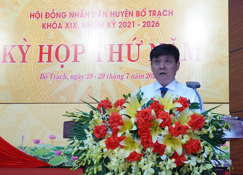 Đồng chí Bí thư Huyện ủy, Chủ tịch HĐND huyện Bố Trạch Lê Công Toán phát biểu khai mạc kỳ họp.