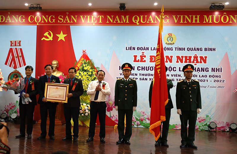   Thừa ủy quyền của Chủ tịch nước, đồng chí Phó Bí thư Thường trực Tỉnh ủy Trần Hải Châu đã trao Huân chương Độc lập hạng Nhì cho LĐLĐ tỉnh.
