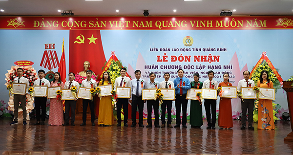  Đồng chí Phó Chủ tịch Thường trực UBND tỉnh Đoàn Ngọc Lâm và lãnh đạo LĐLĐ tỉnh trao bằng khen của UBND tỉnh cho các cá nhân.