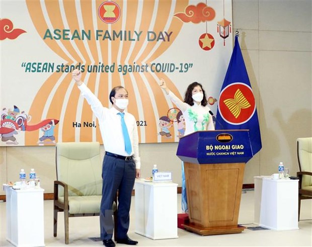 Thứ trưởng Ngoại giao Nguyễn Quốc Dũng và bà Vũ Thị Bích Ngọc, Chủ tịch danh dự Nhóm Phụ nữ ASEAN tại Hà Nội (AWCH), kêu gọi ASEAN đoàn kết chung tay đẩy lùi COVID-19. (Ảnh: Phạm Kiên/TTXVN)