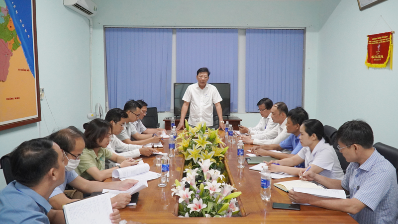 Bác sĩ Phan Thanh Hải, Phó Giám đốc Sở Y tế trao đổi công tác chống dịch cùng các đơn vị y tế Bố Trạch.