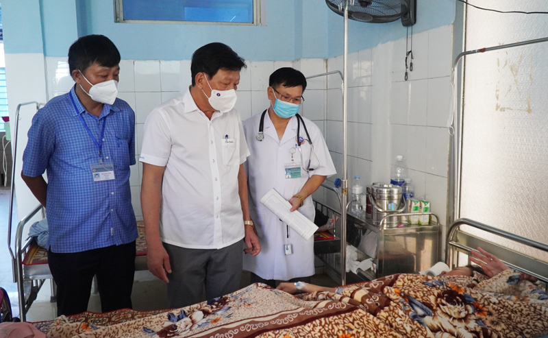 Phó Giám đốc Sở Y tế Phan Thanh Hải trực tiếp kiểm tra và thăm hỏi bệnh nhân SXH tại Bệnh viện đa khoa huyện Bố Trạch.