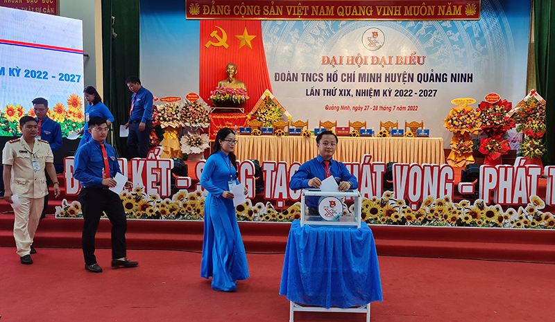 Các đại biểu bỏ phiếu bầu Ban Chấp hành Huyện đoàn Quảng Ninh nhiệm kỳ 2022-2027.