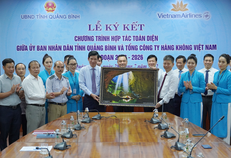 Đồng chí Phó Chủ tịch UBND tỉnh Hồ An Phong tặng quà lưu niệm cho Vietnam Airlines.
