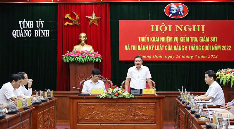 Đồng chí Chủ nhiệm UBKT Tỉnh ủy Đinh Hữu Thành phát biểu kết luận hội nghị.