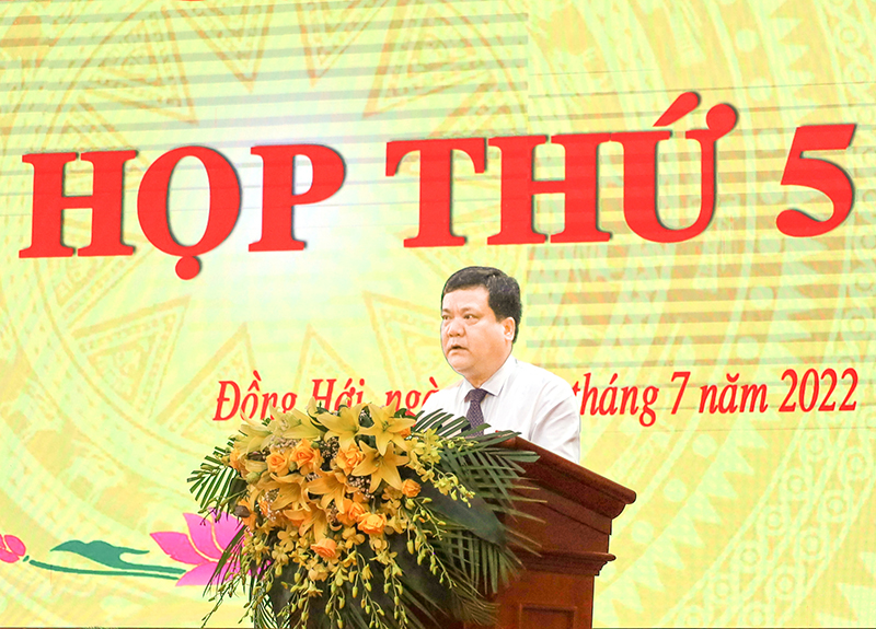  Đồng chí Trần Phong, Ủy viên Ban Thường vụ Tỉnh ủy, Bí thư Thành ủy Đồng Hới, Chủ tịch HĐND thành phố phát biểu khai mạc kỳ họp.