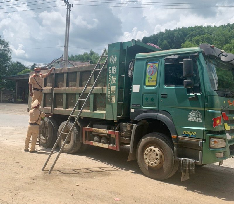 Cảnh sát giao thông Công an huyện Tuyên Hóa tiến hành kiểm tra để xử lý một trường hợp xe ô tô lắp thành thùng xe không đúng quy định.