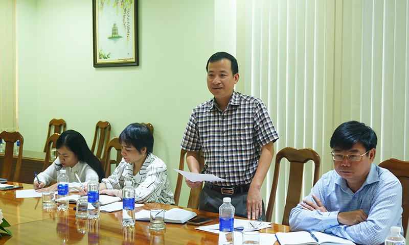 Thành viên Hội đồng quản lý Quỹ PTĐ tỉnh thảo luận tại phiên họp.