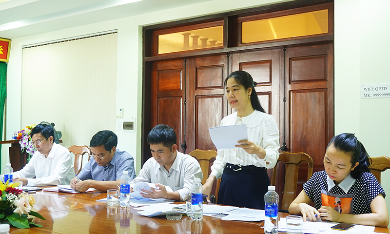 Thành viên Hội đồng quản lý Quỹ PTĐ tỉnh thảo luận tại phiên họp.
