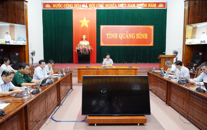 Phó Chủ  tịch UBND tỉnh Hồ An Phong và  lãnh đạo các sở, ngành, địa phương dự hội nghị tại điểm cầu tỉnh Quảng Bình.