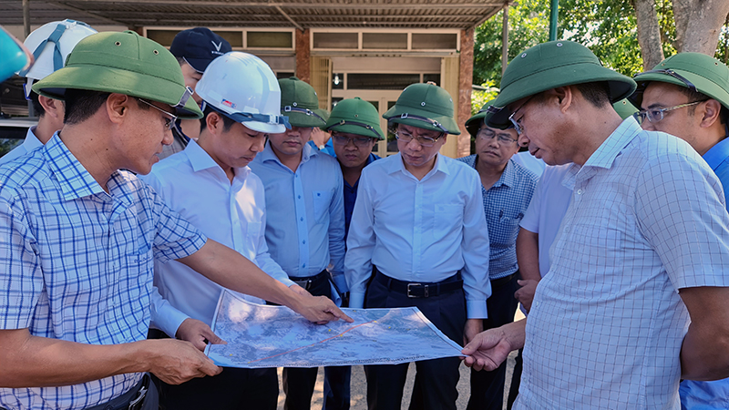 Đồng chí Phó Chủ tịch UBND tỉnh Phan Mạnh Hùng kiểm tra thực địa Dự án BIIG II Quảng Bình tại xã Gia Ninh (Quảng Ninh).