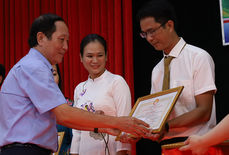 Đại diện Hội Khuyến học tỉnh trao giấy khen cho các cá nhân đạt giải nhất.