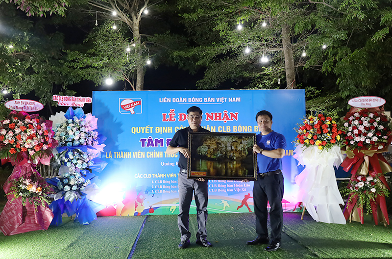 CLB tặng quà lưu niệm cho Liên đoàn Bóng bàn Việt Nam.