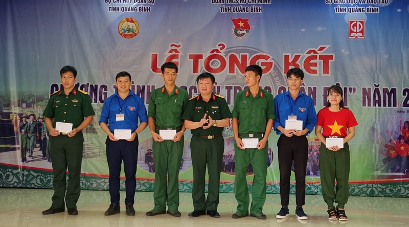  Đại tá Trương Như Ý, Ủy viên Ban Thường vụ Đảng ủy Quân sự tỉnh tặng quà động viên tinh thần cho các điều phối viên, khu quản lý.