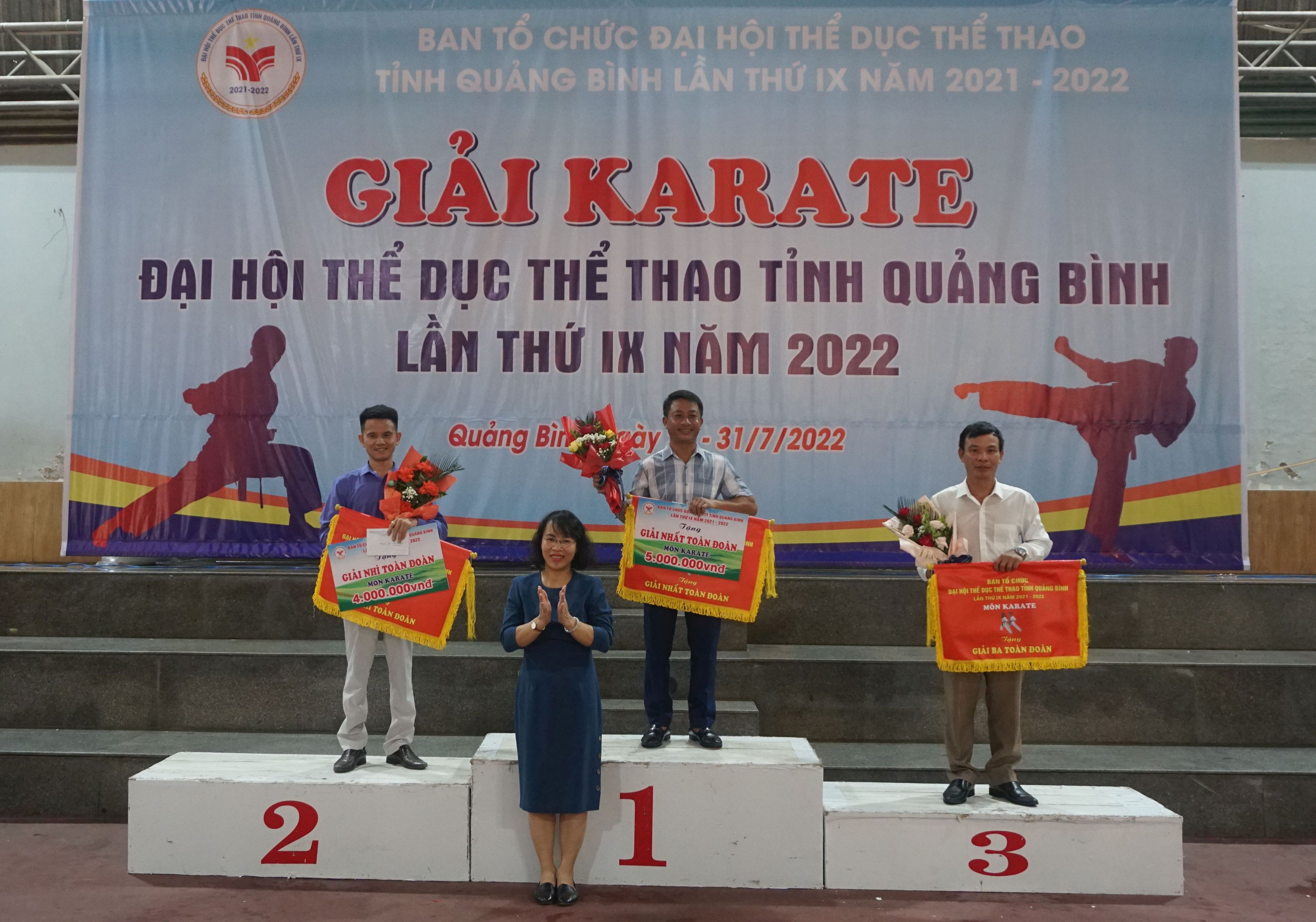 Ban tổ trao giải nhất, nhì, ba toàn đoàn cho các đội Karate Tuyên Hóa, Hiệp hội du lịch Quảng Bình và Quảng Ninh.