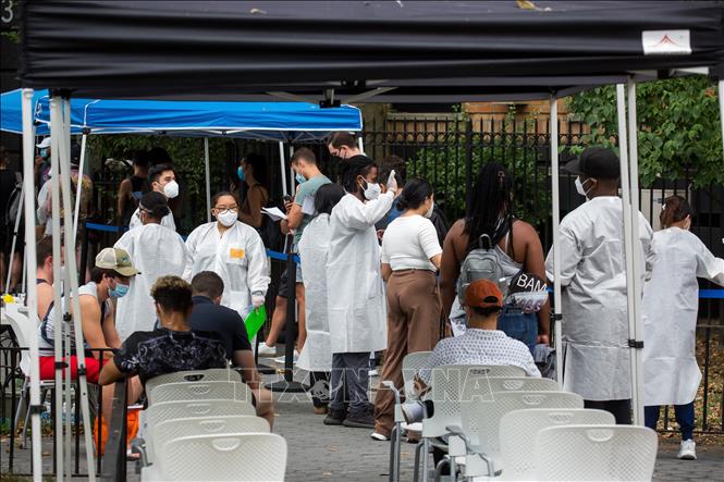 Người dân chờ tiêm vaccine phòng bệnh đậu mùa khỉ tại New York, Mỹ, ngày 14/7/2022. Ảnh: THX/TTXVN