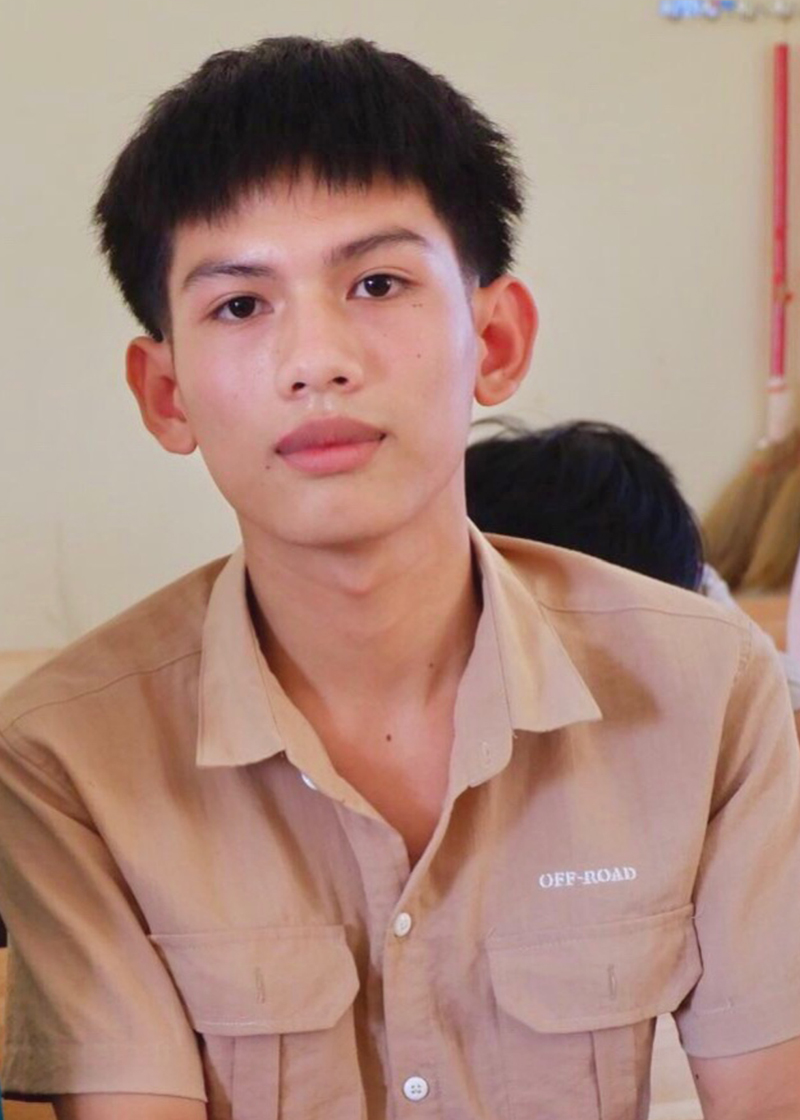 Em Đoàn Hữu Tài, học sinh lớp 12A8 với điểm 10 môn Lịch sử đầu tiên của Trường THPT Nguyễn Bỉnh Khiêm (Quảng Trạch).