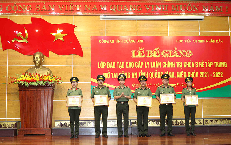 Bế giảng lớp đào tạo Cao cấp lý luận chính trị hệ tập trung Khóa 3 mở tại Công an tỉnh Quảng Bình
