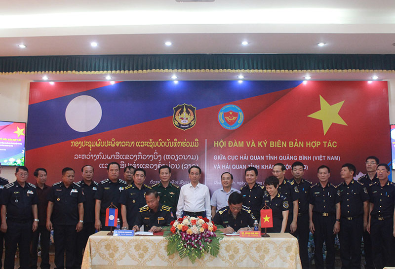 Hội đàm và ký biên bản hợp tác giữa Hải quan hai tỉnh Quảng Bình và Khăm Muộn