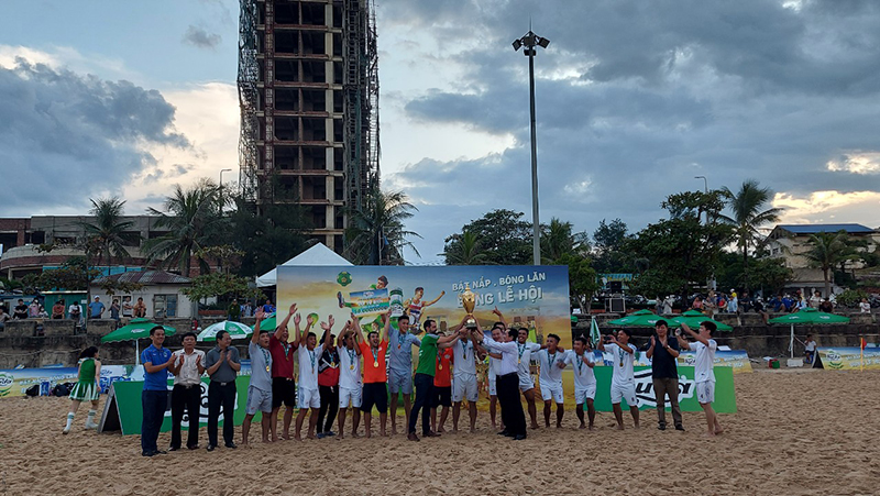 Đội Boss Beer Quảng Trị đoạt cúp vô địch lễ hội bóng đá bãi biển Huda 2022