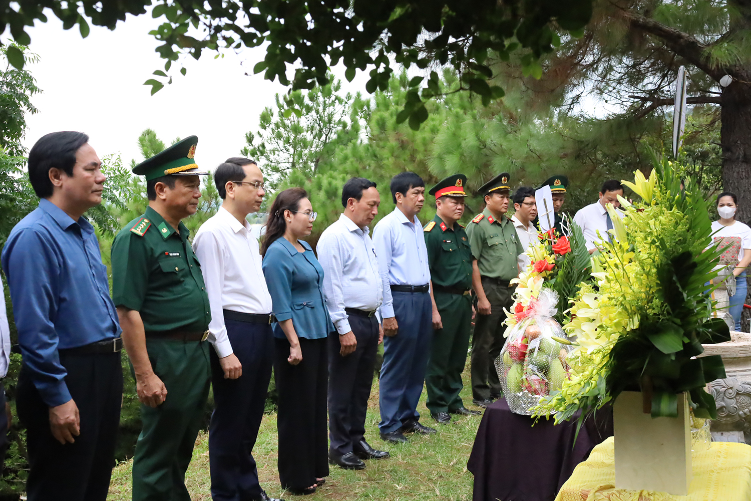 Các đồng chí lãnh đạo tỉnh dâng hương viếng mộ Đại tướng Võ Nguyên Giáp