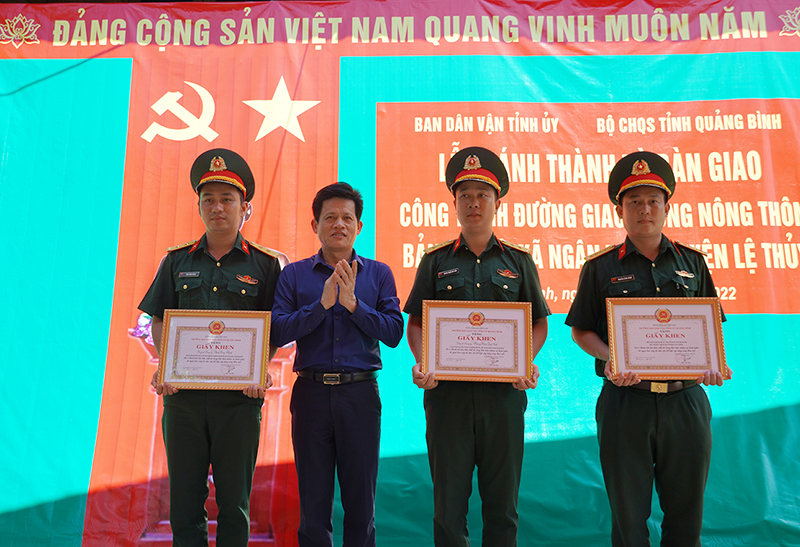 Đồng chí Trưởng ban Dân vận Tỉnh ủy Lê Văn Bảo trao tặng giấy khen cho các tập thể, cá nhân có thành tích xuất sắc trong thực hiện nhiệm vụ hành quân dã ngoại làm công tác dân vận kết hợp xây dựng nông thôn mới.