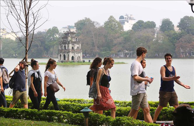 Khách du lịch nước ngoài tại khu vực hồ Hoàn Kiếm, Hà Nội. Ảnh tư liệu: Thành Đạt/TTXVN
