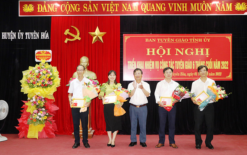 Đồng chí Cao Văn Định, Trưởng ban Tuyên giáo Tỉnh ủy đã trao Kỷ niệm chương “Vì sự nghiệp Tuyên giáo” cho các đồng chí đã có nhiều đóng góp vào quá trình xây dựng và phát triển sự nghiệp Tuyên giáo của Đảng.
