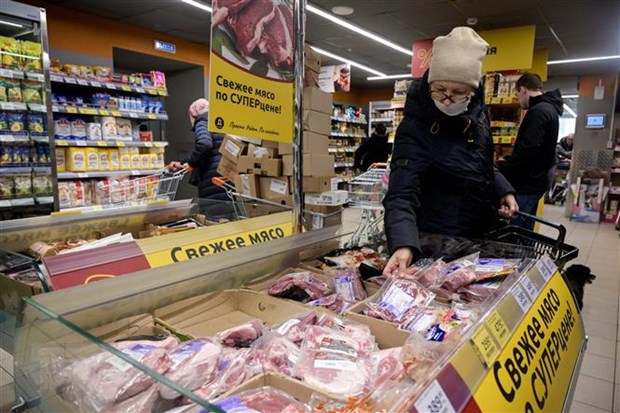 Người dân mua hàng trong siêu thị tại Moskva, Nga. (Ảnh: AFP/ TTXVN)