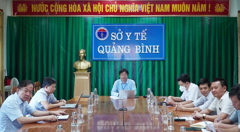 Đồng chí Dương Thanh Bình, Giám đốc Sỏ Y tế, Phó trưởng Ban Chỉ đạo phòng chống dịch Covid-19 tỉnh chủ trì tại điểm cầu Quảng Bình.