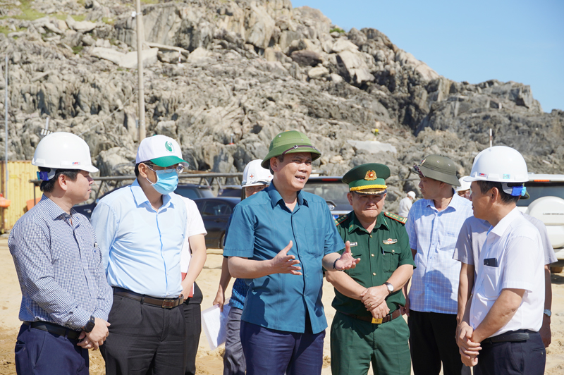  Đồng chí Chủ tịch UBND tỉnh Trần Thắng kiểm tra tiến độ thi công Cảng nhập than của Trung tâm Điện lực Quảng Trạch.