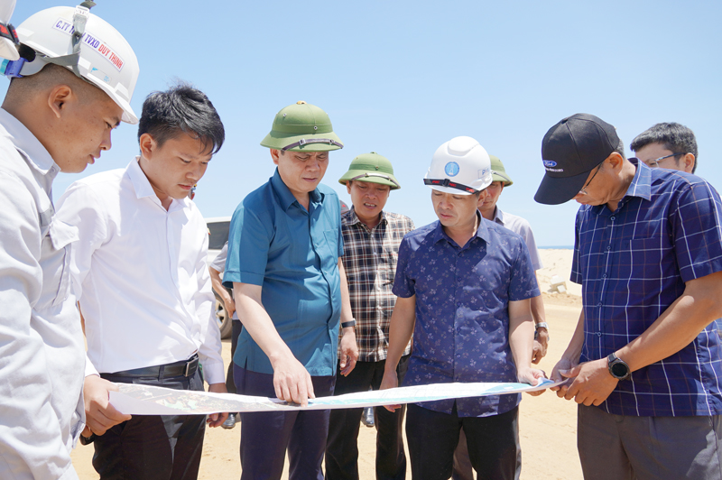 Đồng chí Chủ tịch UBND tỉnh Trần Thắng kiểm tra tiến độ thi công gói thầu XL-04, Dự án thành phần 1 Đường ven biển.