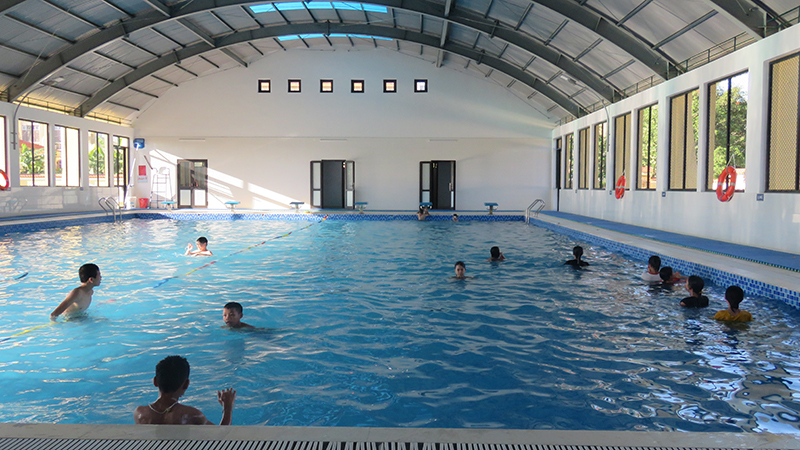 Tham gia khóa bơi tại bể bơi Trường Đại học Quảng Bình, các em học sinh làng Trẻ em SOS được luyện tập, nâng cao kỹ năng bơi lội