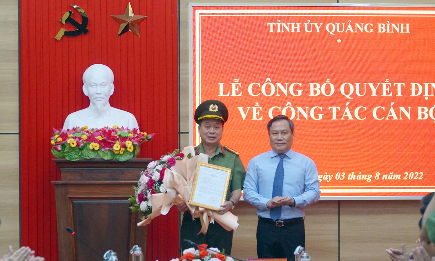 Đồng chí Bí thư Tỉnh ủy Vũ Đại Thắng trao quyết định và tặng hoa chúc mừng đồng chí đại tá Nguyễn Hữu Hợp