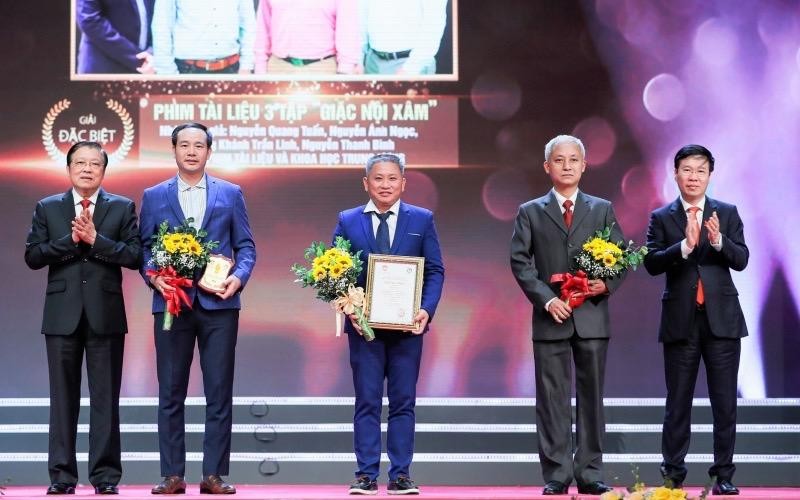 Đồng chí Võ Văn Thưởng và Phan Đình Trạc trao giải Đặc biệt tại Lễ trao Giải báo chí toàn quốc phòng, chống tham nhũng, tiêu cực lần thứ ba, năm 2020-2021.