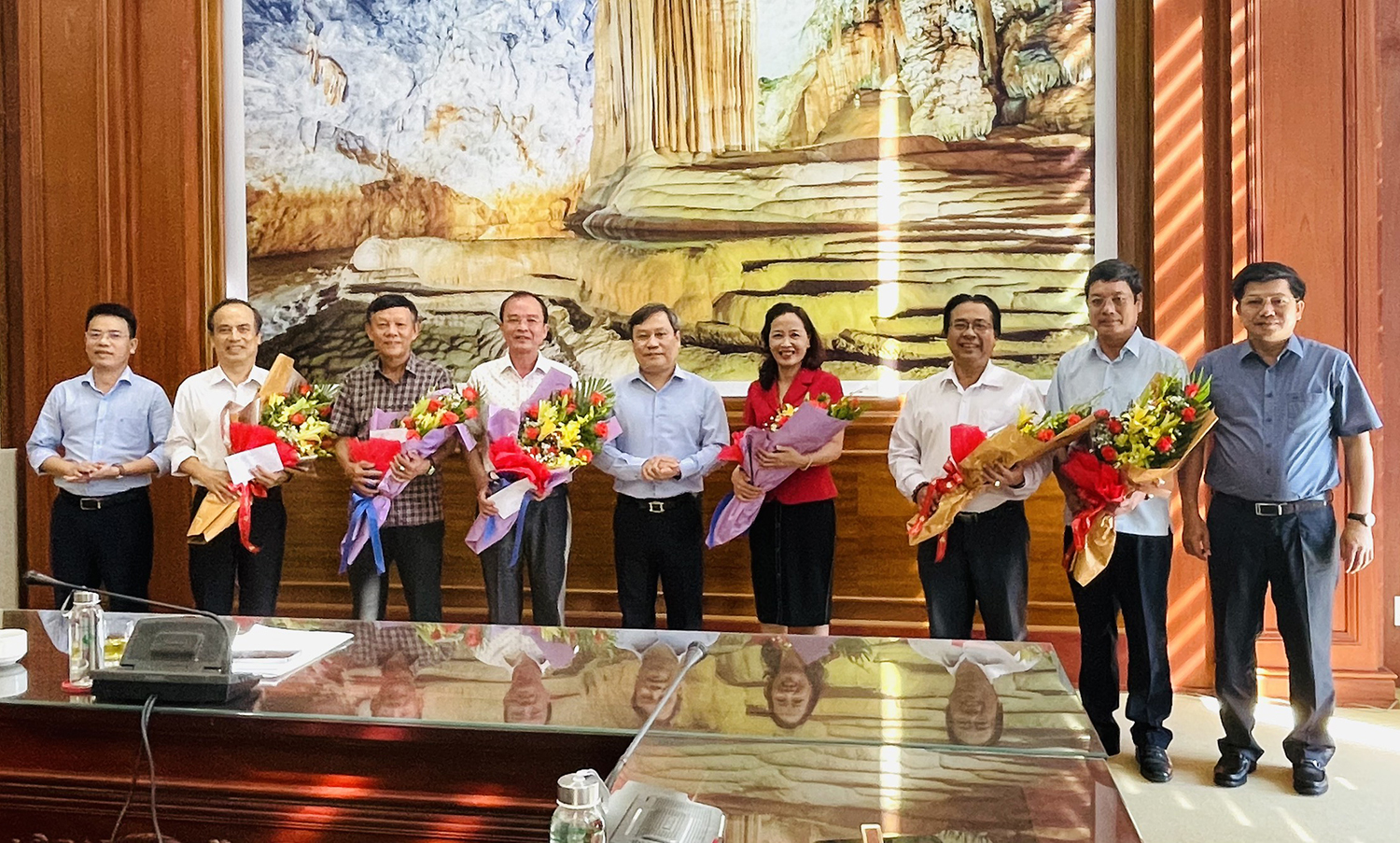Đồng chí Bí thư Tỉnh ủy Vũ Đại Thắng tặng hoa cho các đồng chí cán bộ nghỉ hưu