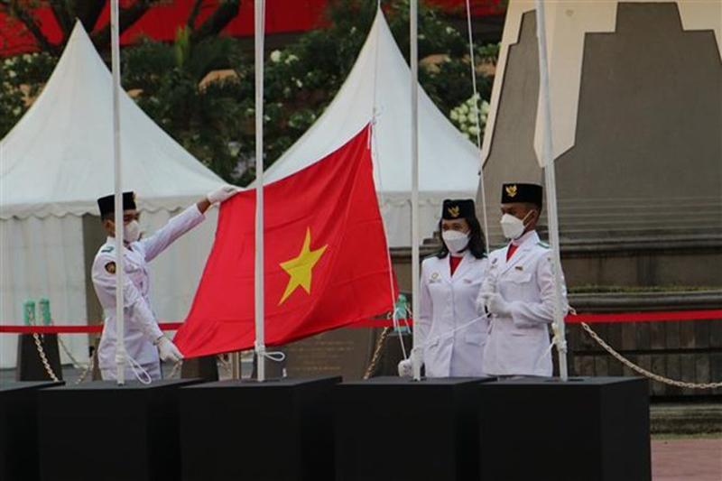 Quốc kỳ Việt Nam tung bay tại Lễ thượng cờ ASEAN Para Games 2022. (Ảnh: TTXVN)