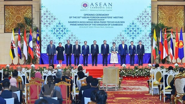 Thủ tướng Campuchia Hun Sen chụp ảnh lưu niệm với Tổng Thư ký ASEAN và các Ngoại trưởng ASEAN. (Ảnh: Nguyễn Vũ Hùng/TTXVN)