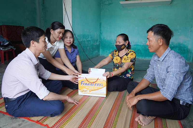 Đại diện lãnh đạo Báo Quảng Bình, Phòng LĐ-TB-XH huyện Bố Trạch và chính quyền xã Đồng Trạch trao tiền hỗ trợ cho bà Trần Thị Xê.
