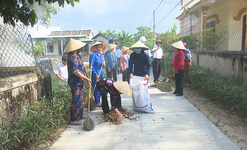 Người dân thôn Vĩnh Phước, xã Quảng Lộc tham gia vệ sinh môi trường vào các dịp cuối tuần.