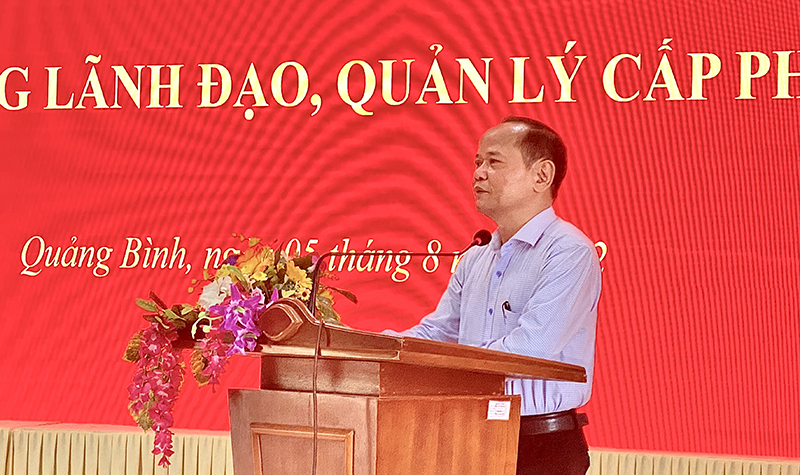 Đại diện lãnh đạo Phân hiệu Quảng Nam, Trường đại học Nội vụ Hà Nội phát biểu tại lễ bế giảng.