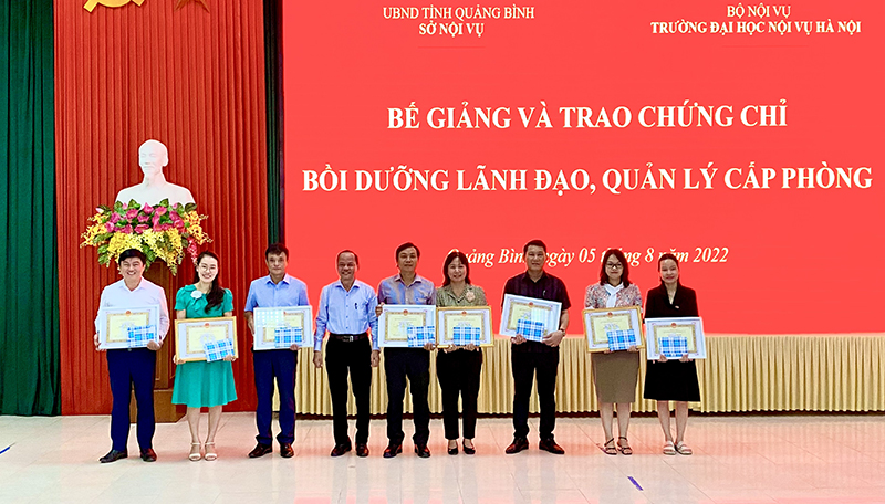 Đại diện lãnh đạo Phân hiệu Quảng Nam, Trường đại học Nội vụ Hà Nội trao giấy khen cho các học viên có thành tích xuất sắc trong học tập và công tác lớp.