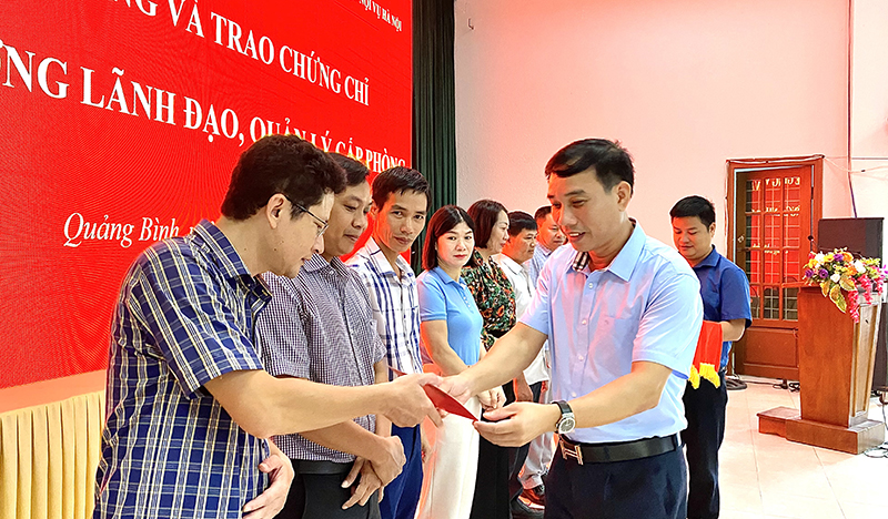 Đại diện lãnh đạo Sở Nội vụ Quảng Bình trao chứng chỉ hoàn thành khóa bồi dưỡng cho các học viên.
