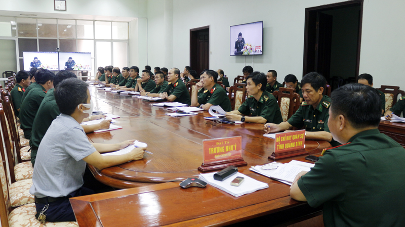 Các đại biểu dự hội nghị tại điểm cầu Bộ Chỉ huy Quân sự tỉnh.